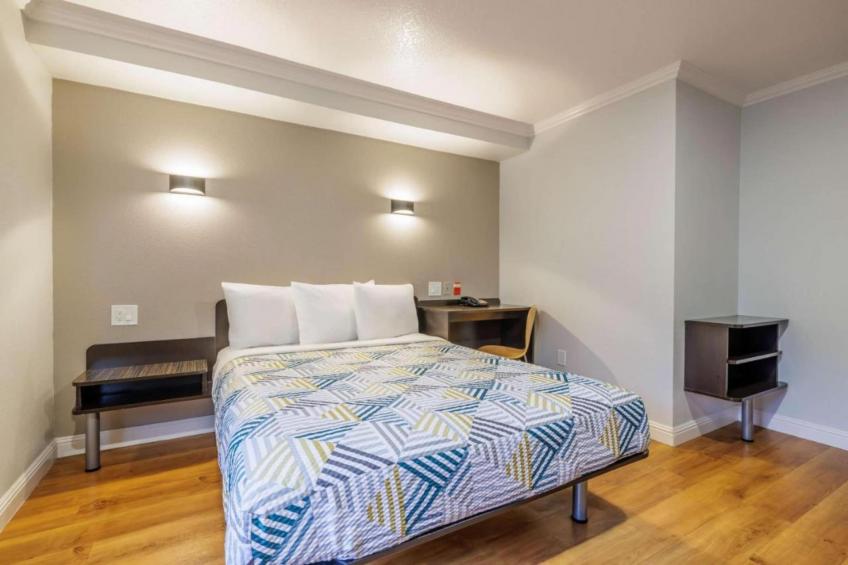 1 Queen Bed  Non-Smoking Micfridge - foto 13