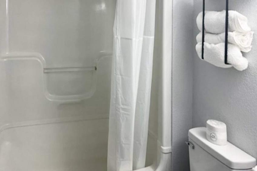 1 King Bed  Suite Non-Smoking Micfridge - foto 6