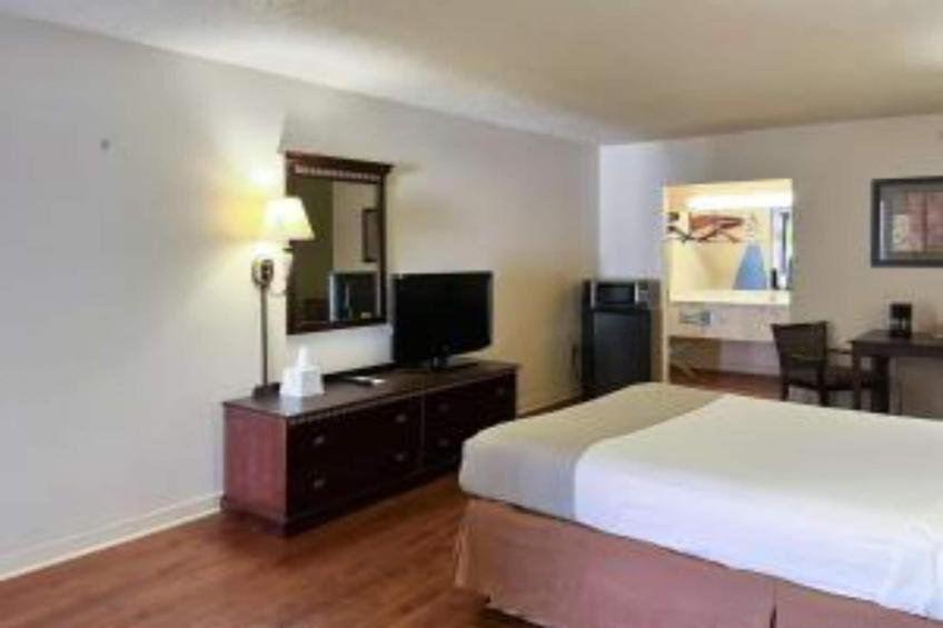 1 Queen Bed  Non-Smoking Micfridge - foto 5