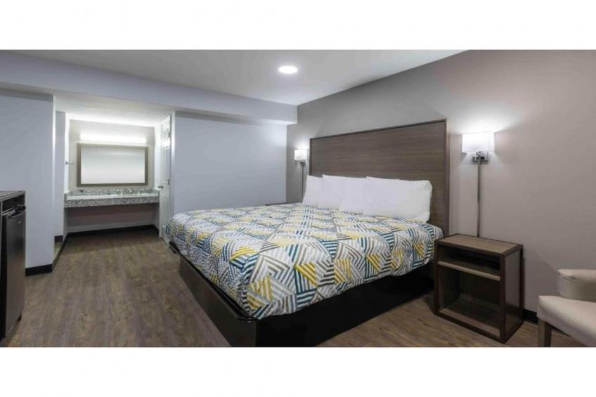 1 Queen Bed  Smoking Micfridge - foto 30