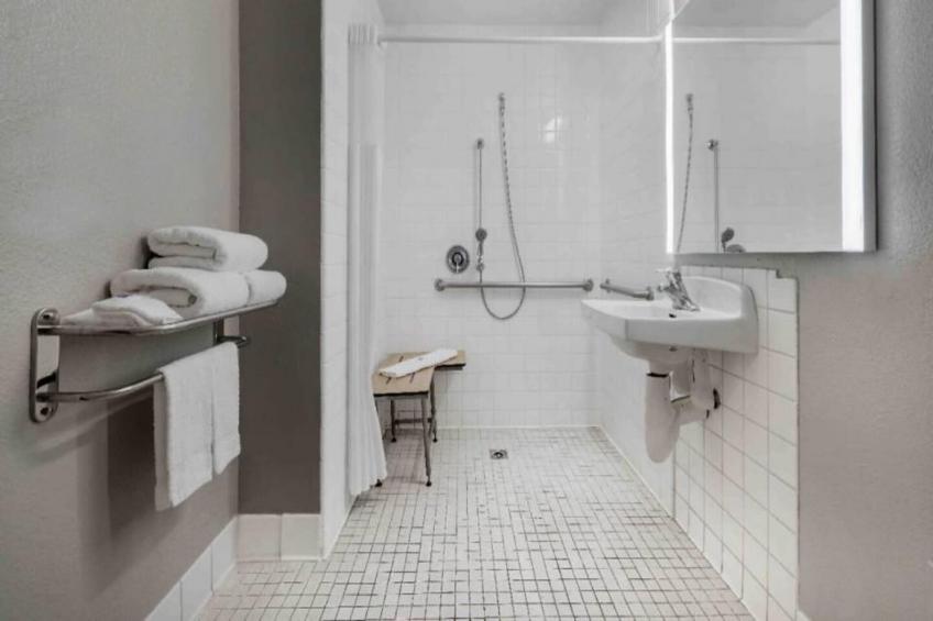 1 King Bed  Mobility Accessible Tub Nsmk - foto 16