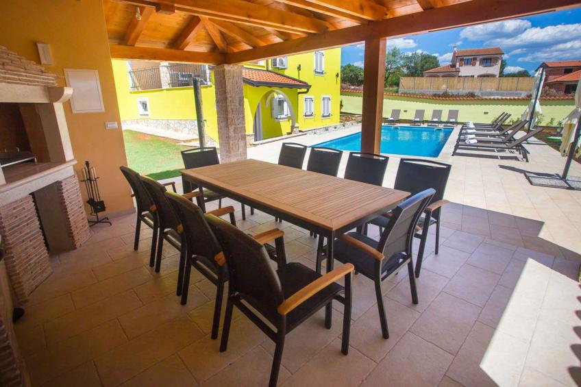 Villa mit Pool - BF-TZ4CX