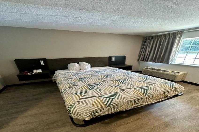 1 Queen Bed  Non-Smoking Kitchen - foto 18
