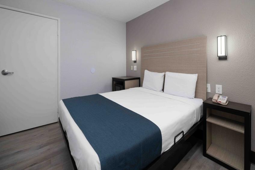 1 Full Bed  ADA/RI Shower/Mini Fridge - foto 8