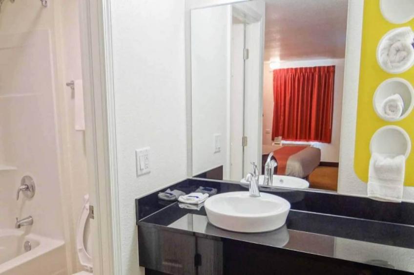 1 King Bed  Mobility Accessible Tub Nsmk - foto 5