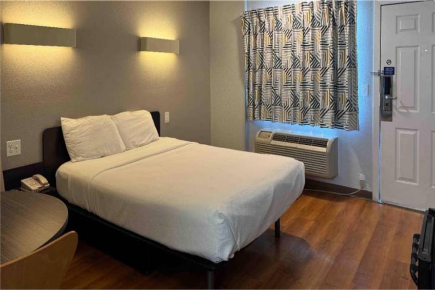 1 Full Bed  ADA/Tub/Mini Fridge - foto 9