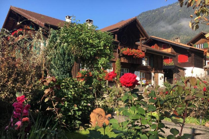 Chalet-Hausteil mit Garten im Dorfkern