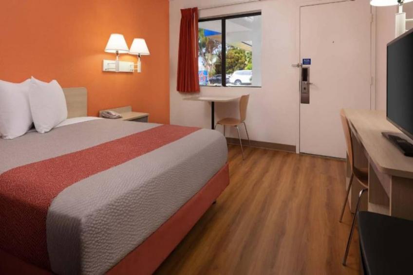 1 Queen Bed  ADA/RI Shower - foto 10