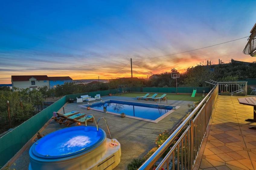 Spacious Holiday Home with Pool and Hot Tub in Kastel Stari - Four Bedroom Holiday Home with Pool - foto 26