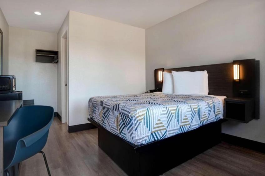 1 Queen Bed  ADA/RI Shower/Micfridge - foto 4