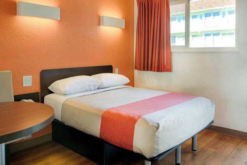 1 Queen Bed  Premium Micfridge