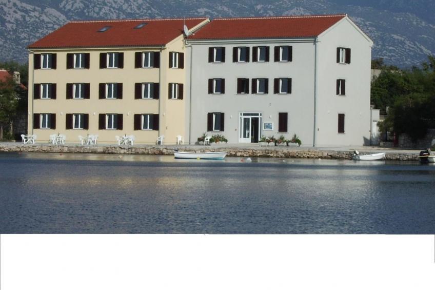 Duplex-Apartment mit Blick auf das Meer und den Garten