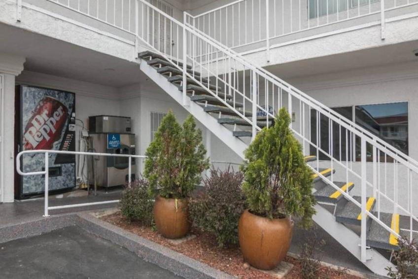 1 King Bed  Non-Smoking Micfridge - foto 6