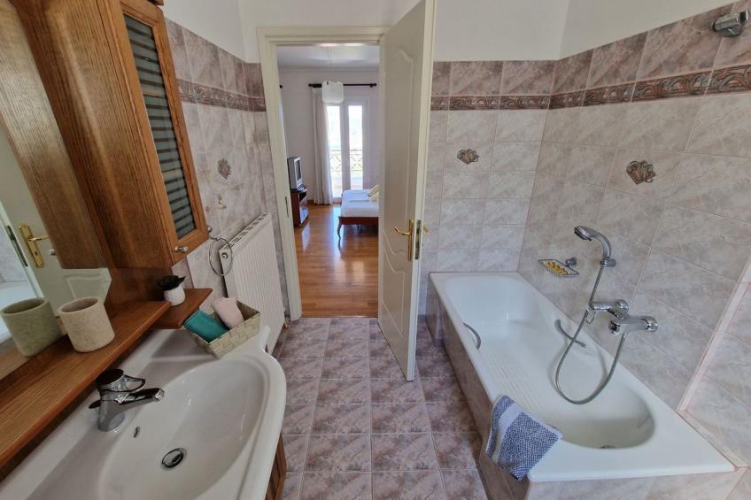 Vollständig umschlossene und großzügig angelegte dreistöckige Ferienvilla mit f - foto 25