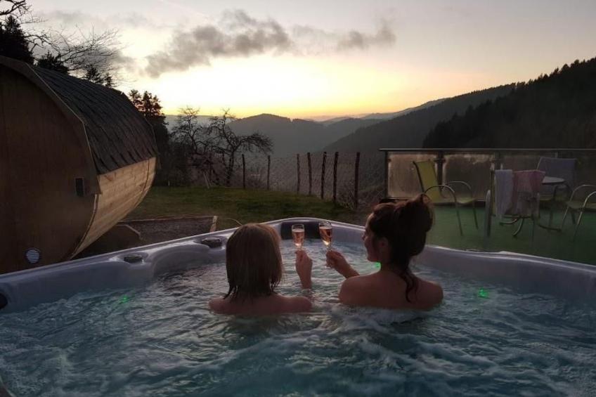 FeWo mit Whirlpool und Fass-Sauna im Schwarzwald