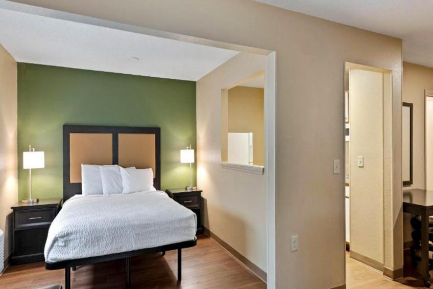 1 Queen Bed | Non-Smoking, Micfridge - foto 15