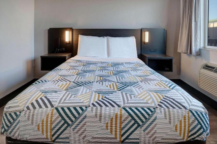 1 Queen Bed  ADA/RI Shower/Micfridge - foto 10