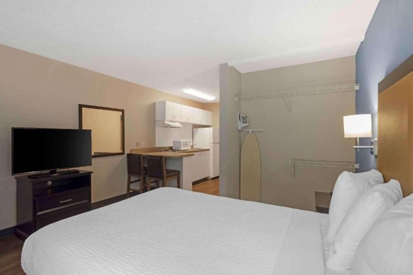 1 Queen Bed  Non-Smoking Kitchen - foto 18