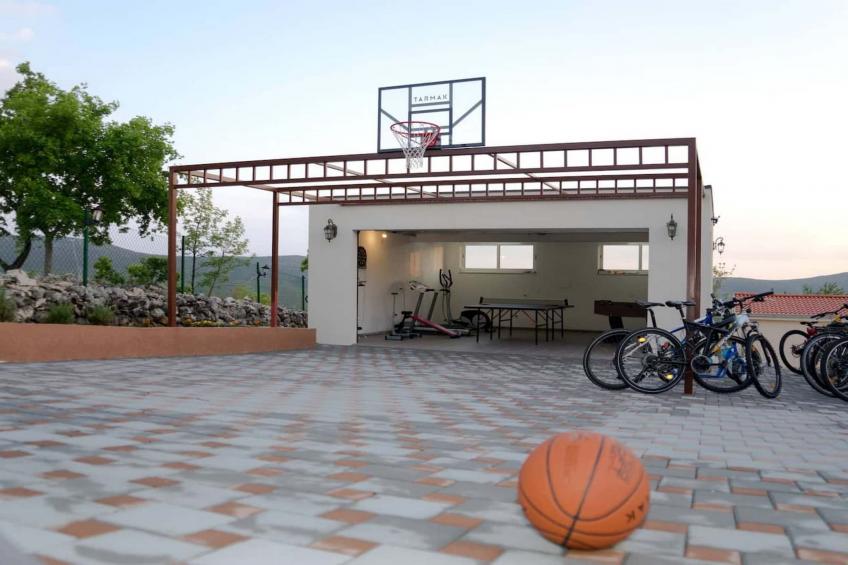 Peaceful Escape with Mountain Views, Heated Pool and Modern Amenities in Radošić - Four Bedroom Villa - foto 22