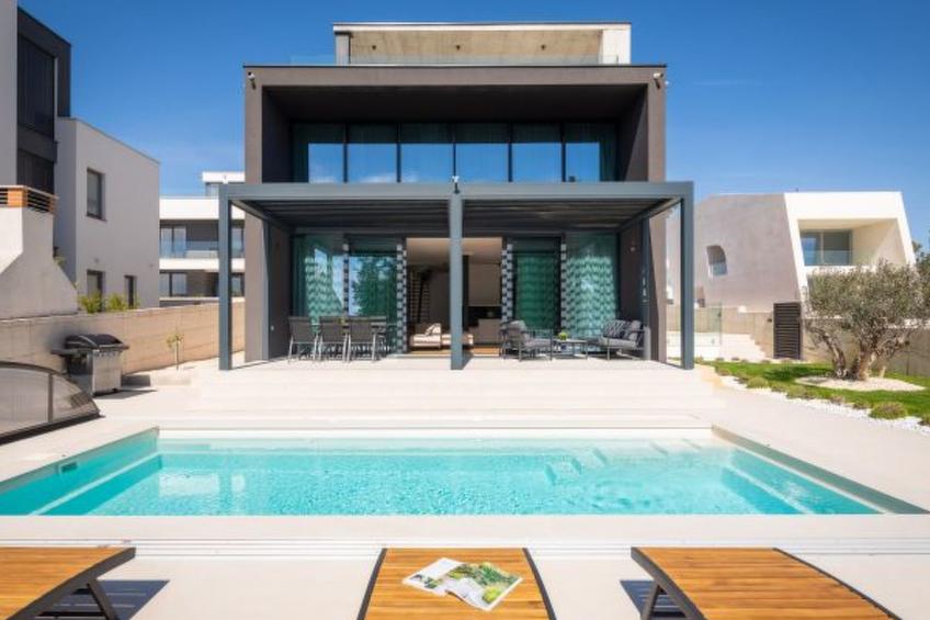 Villa Acacia with heated pool