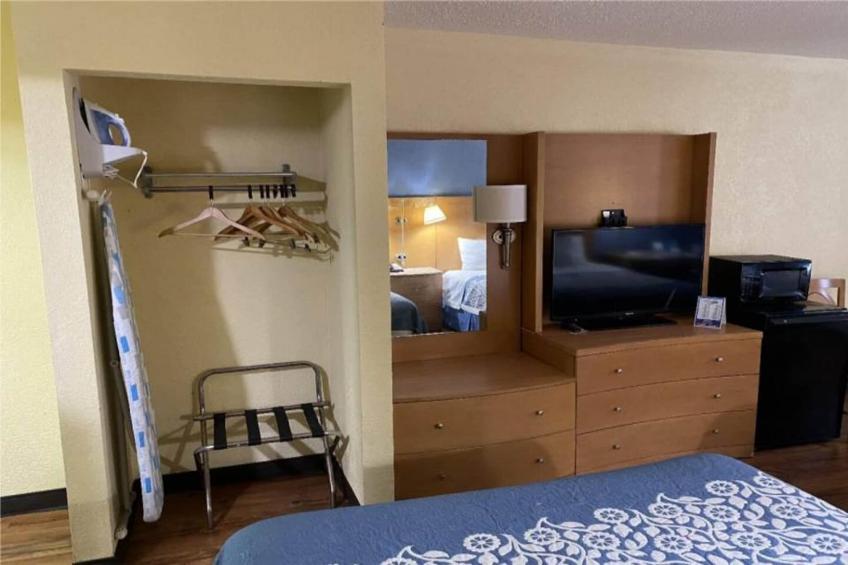 1 King Bed  Mobility Accessible RI Shower Nsmk - foto 11