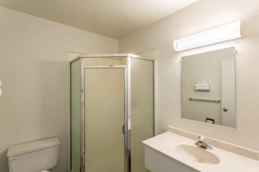 1 Queen Bed  Non-Smoking Micfridge - foto 28