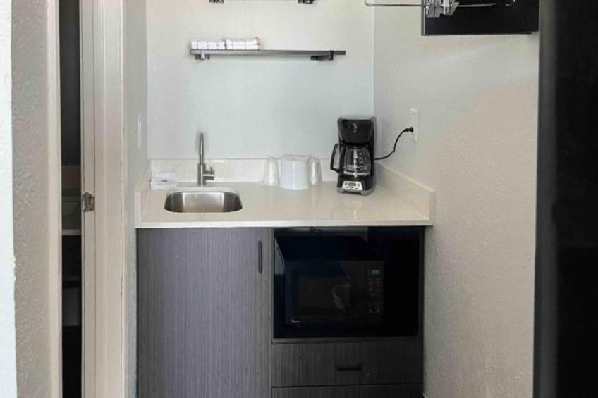 1 Queen Bed  Non-Smoking Kitchen - foto 6