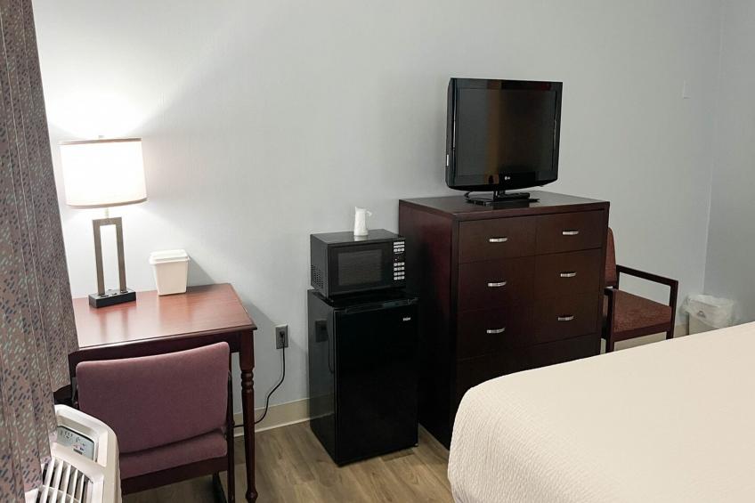 1 King Bed | Non-Smoking, Micfridge - foto 14