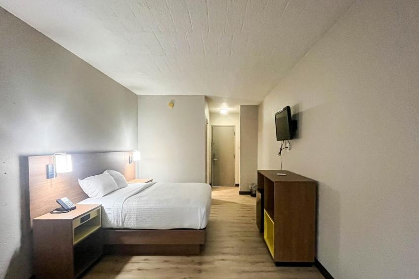 1 King Bed | Non-Smoking, Micfridge - foto 6