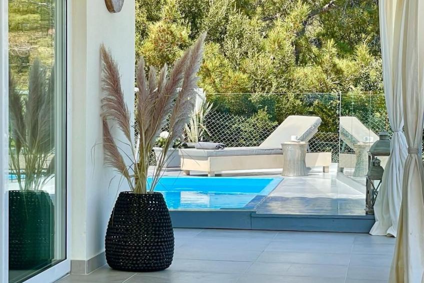 "Olive Green" mit Blick auf das Wasser