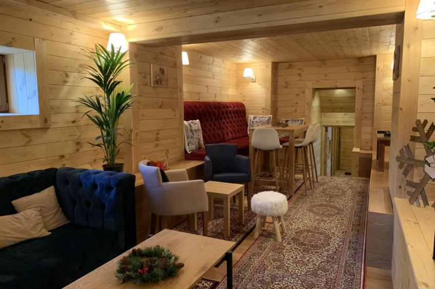 Die Ski-Suite hat ein Schlafzimmer und ein kleines Wohnzimmer ohne Küche. - foto 43