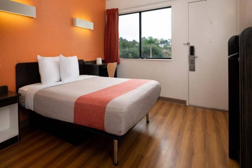1 Full Bed  ADA/RI Shower - foto 3