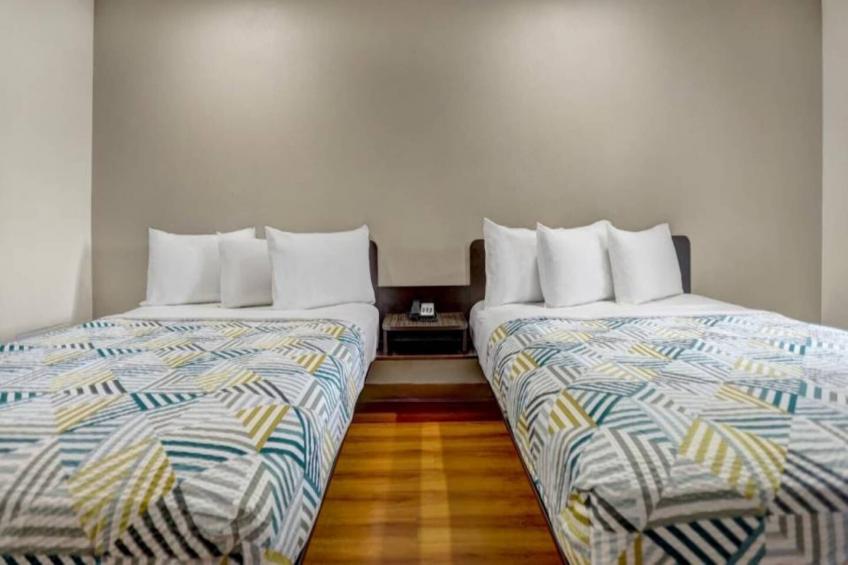2 Queen Beds  Non-Smoking Micfridge - foto 14