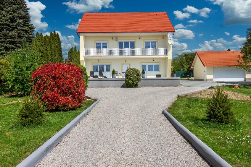 auf großem Gartengrundstück