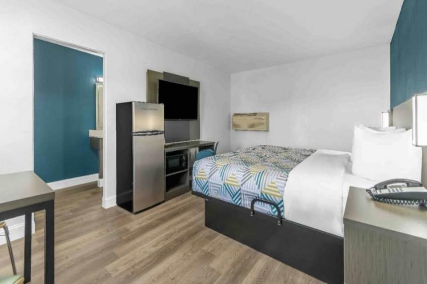 1 King Bed  Non-Smoking Micfridge - foto 11