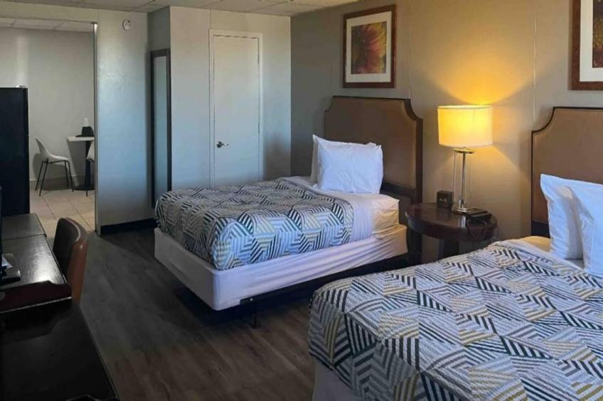 2 Queen Beds  Mobil Access RI Shr Nsmk Ktchn - foto 5
