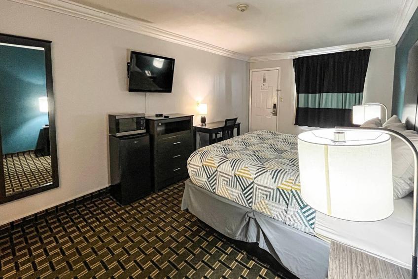 1 King Bed | Non-Smoking, Micfridge - foto 11