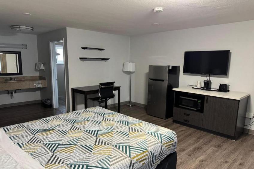 1 Queen Bed  Suite Non-Smoking Micfridge