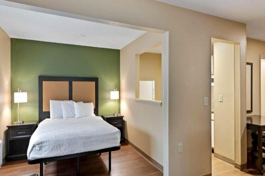 1 Queen Bed | Non-Smoking, Micfridge, Sofa-Bed - foto 2