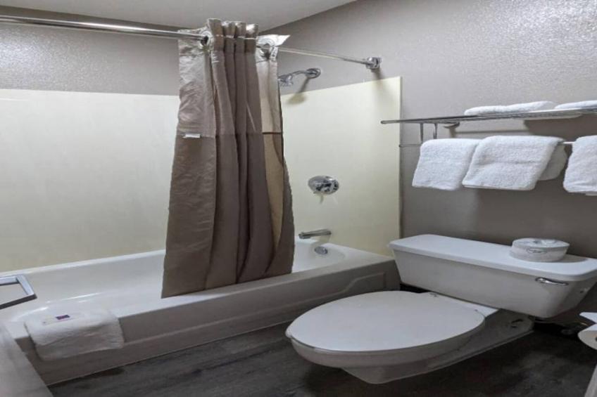 2 Full Beds  Newly Redesigned Non-Smoking - foto 15