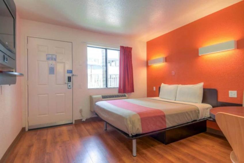 1 Queen Bed  Mini Fridge - foto 6