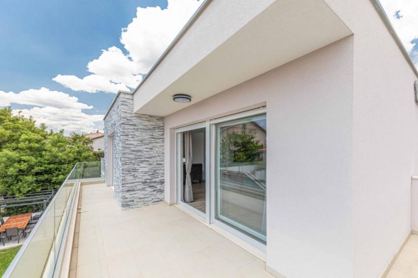 Expansive Retreat with Private Pool & BBQ, Near the Beach - Six Bedroom Villa - foto 28