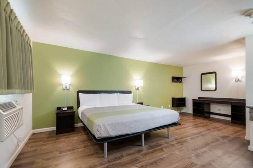 1 Queen Bed  Smoking Micfridge - foto 11