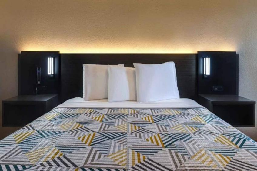 1 King Bed  Non-Smoking Micfridge - foto 14