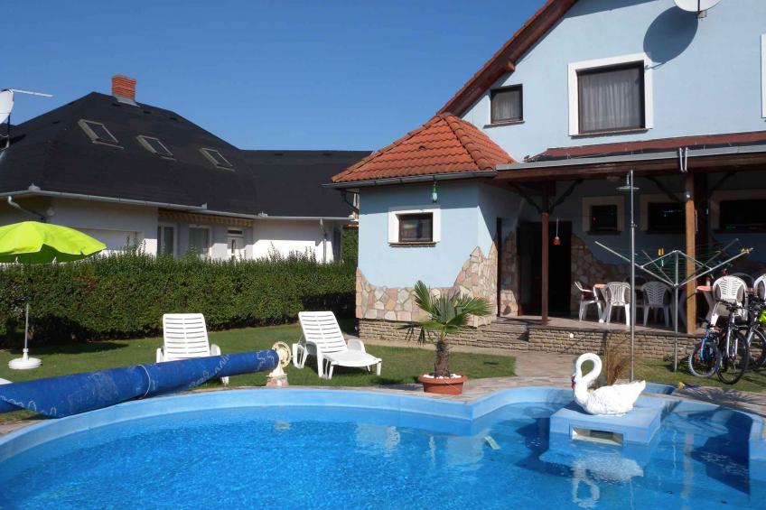 Vakantiehuis met verwarmd zwembad en in de buurt van het strand - VW-RYP7