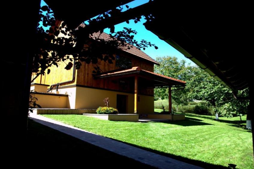 Brezova Poljana Lodge with Sauna and Hot-Tub - Five Bedroom Holiday Home - foto 21