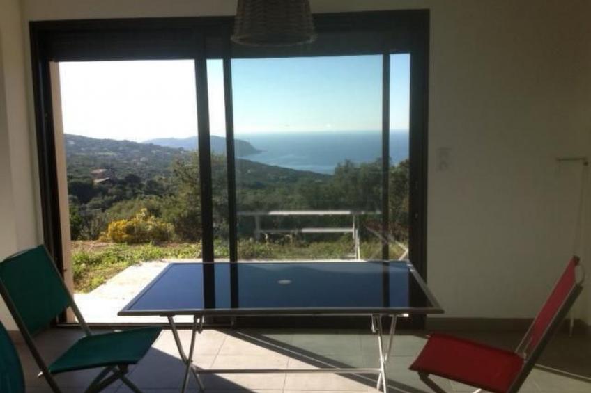 Unabhängige Unterkunft mit Meer- und Poolblick