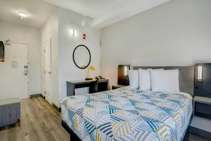 1 Queen Bed  Mobility Accessible Tub Nsmk - foto 5