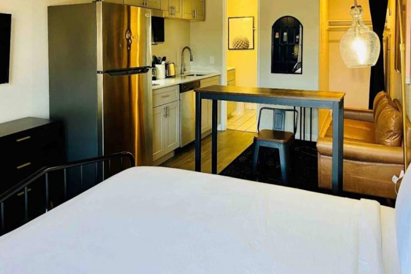 1 King Bed  Non-Smoking Kitchen - foto 12