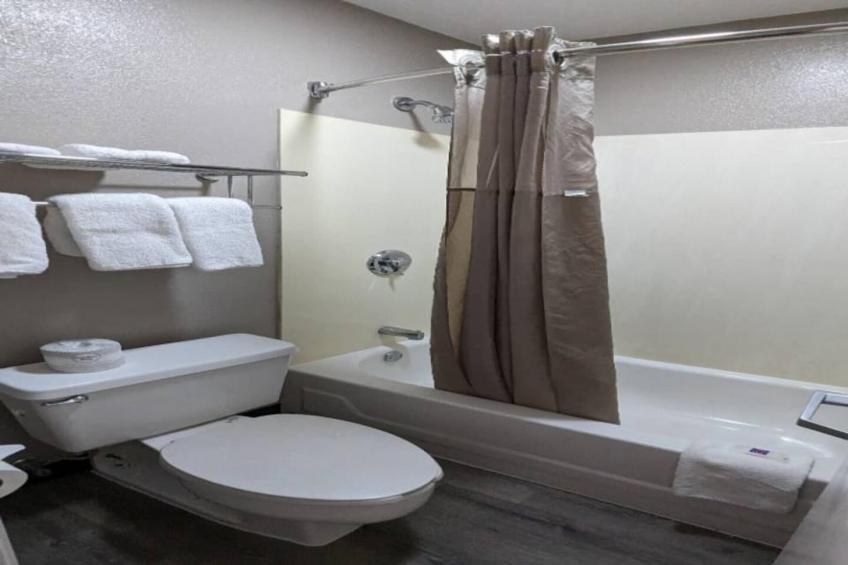 1 Full Bed  ADA/RI Shower - foto 6